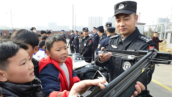  大手拉小手  警心暖童心